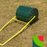 Wałek kolczasty do aeracji trawnika, niezbędny do regeneracji trawnika i jego zdrowego wzrostu.