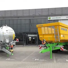Nowe maszyny rolnicze JOSKIN: cysterna i przyczepa wywrotka, przed salonem John Deere FRICKE.