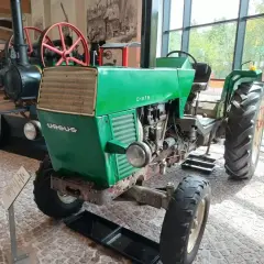 Zielony Ursus C-375, klasyk polskiego rolnictwa, prezentowany w muzeum.