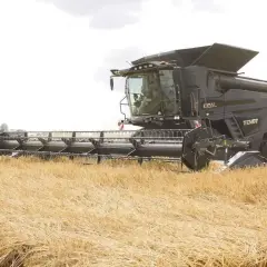 Kombajn Fendt Ideal 10T w akcji, demonstrujący swoją imponującą wydajność podczas żniw.