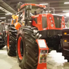 Największy Ursus, potężny traktor o pomarańczowej kabinie i masywnych oponach, prezentuje swoją siłę na targach.