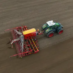 Traktor z siewnikiem w akcji. Idealny moment, kiedy siać pszenżyto, by uzyskać najlepsze plony.