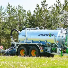 Cysterna JOSKIN na polu, gotowa do rozrzucania gnojowicy lub gnojówki.