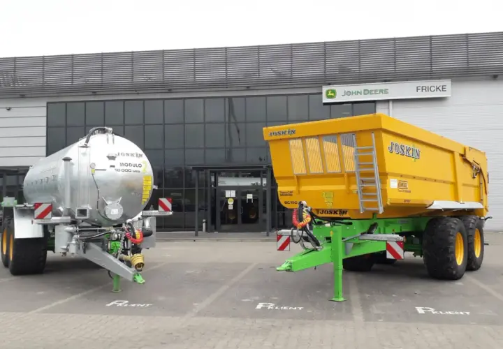 Nowe maszyny rolnicze JOSKIN: cysterna i przyczepa wywrotka, przed salonem John Deere FRICKE.