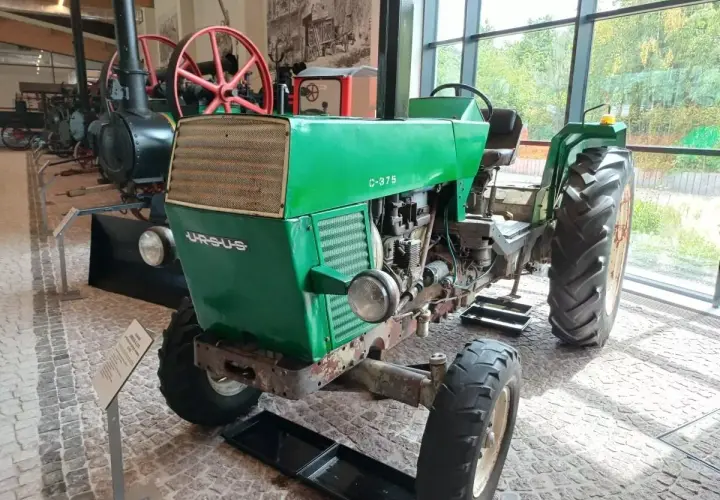 Zielony Ursus C-375, klasyk polskiego rolnictwa, prezentowany w muzeum.