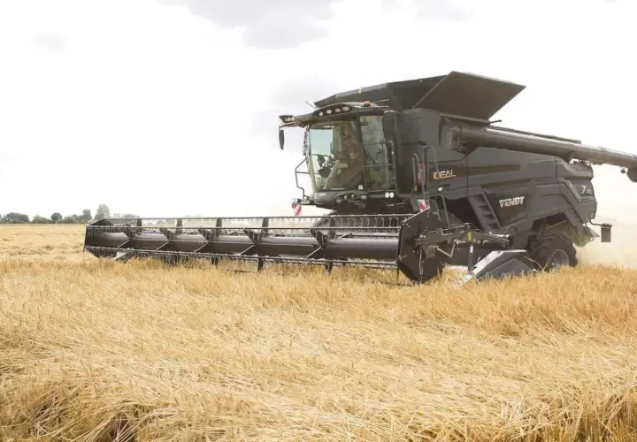 Kombajn Fendt Ideal 10T w akcji, demonstrujący swoją imponującą wydajność podczas żniw.