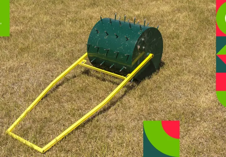 Wałek kolczasty do aeracji trawnika, niezbędny do regeneracji trawnika i jego zdrowego wzrostu.