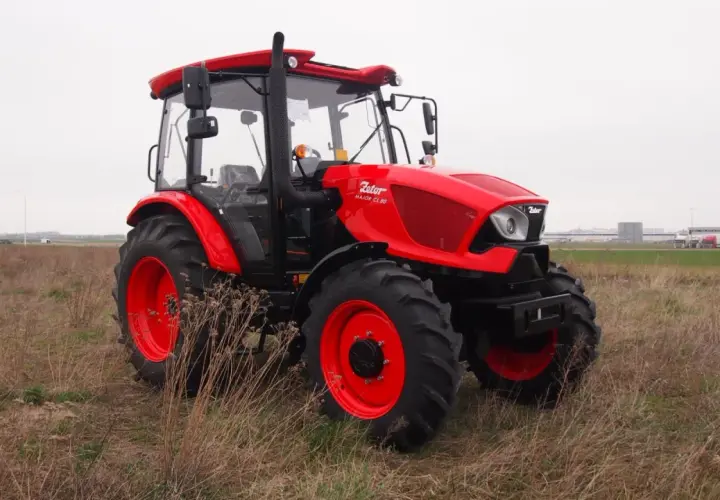 Czerwony Zetor Major 80 CL, gotowy do pracy, choć czasem zdarzają się mu drobne awarie.