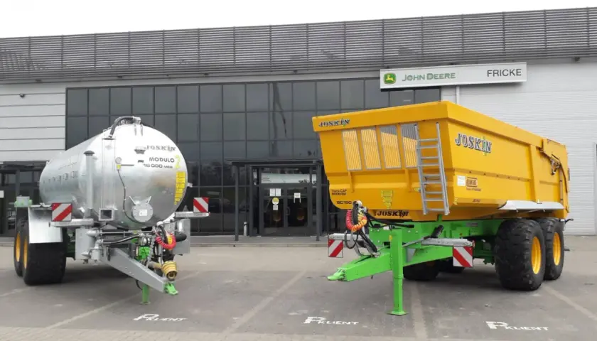 Nowe maszyny rolnicze JOSKIN: cysterna i przyczepa wywrotka, przed salonem John Deere FRICKE.