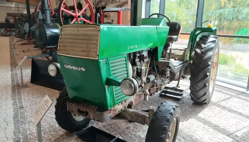 Zielony Ursus C-375, klasyk polskiego rolnictwa, prezentowany w muzeum.
