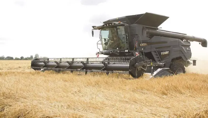 Kombajn Fendt Ideal 10T w akcji, demonstrujący swoją imponującą wydajność podczas żniw.