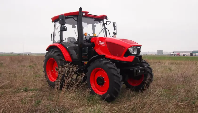 Czerwony Zetor Major 80 CL, gotowy do pracy, choć czasem zdarzają się mu drobne awarie.