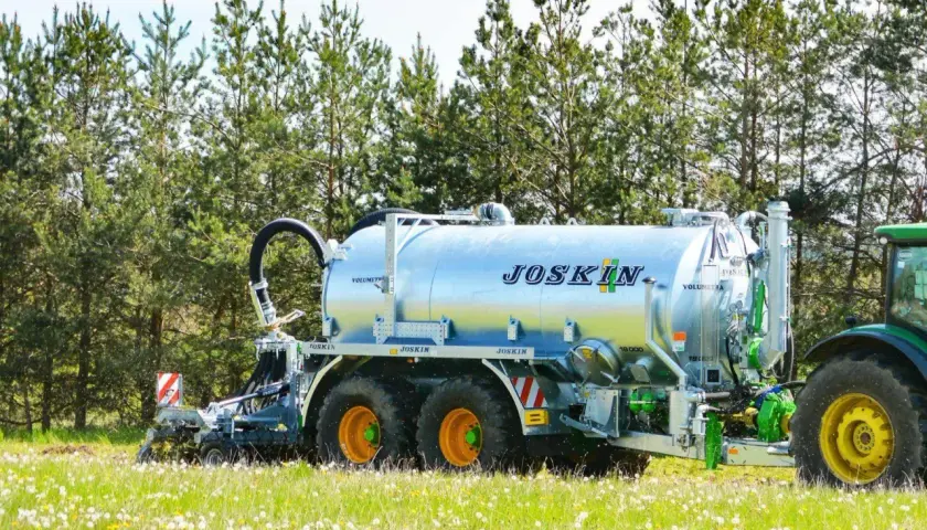 Cysterna JOSKIN na polu, gotowa do rozrzucania gnojowicy lub gnojówki.