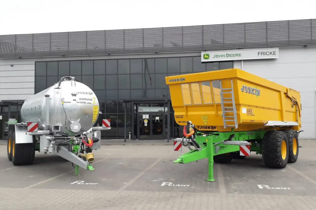 Nowe maszyny rolnicze JOSKIN: cysterna i przyczepa wywrotka, przed salonem John Deere FRICKE.