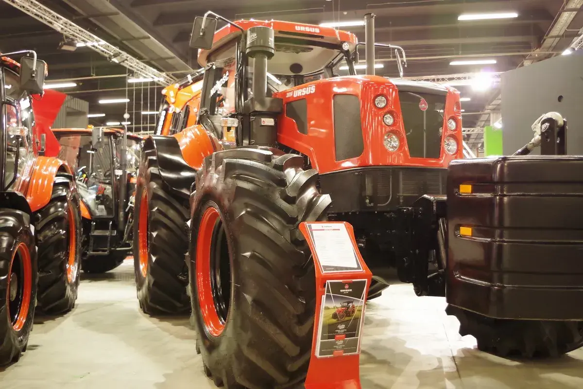 Największy Ursus, potężny traktor o pomarańczowej kabinie i masywnych oponach, prezentuje swoją siłę na targach.