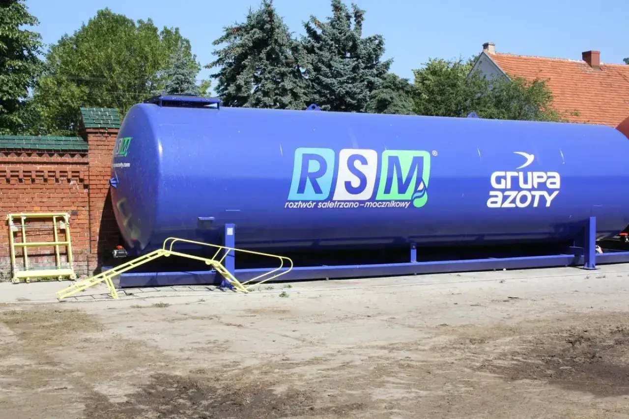 Niebieski zbiornik RSM z napisem 