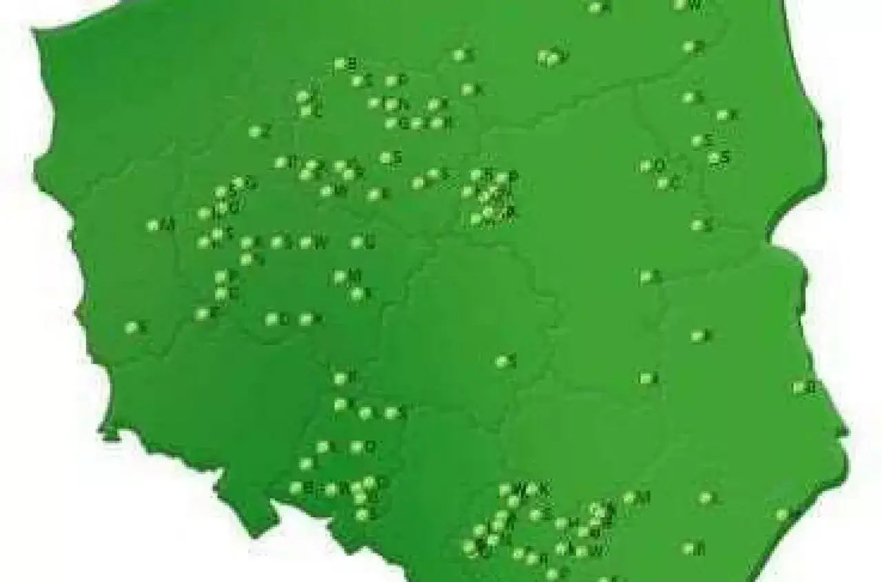 Mapa Polski z zaznaczonymi punktami, kt&oacute;re mogą symbolizować lokalizacje lub punkty informacyjne.