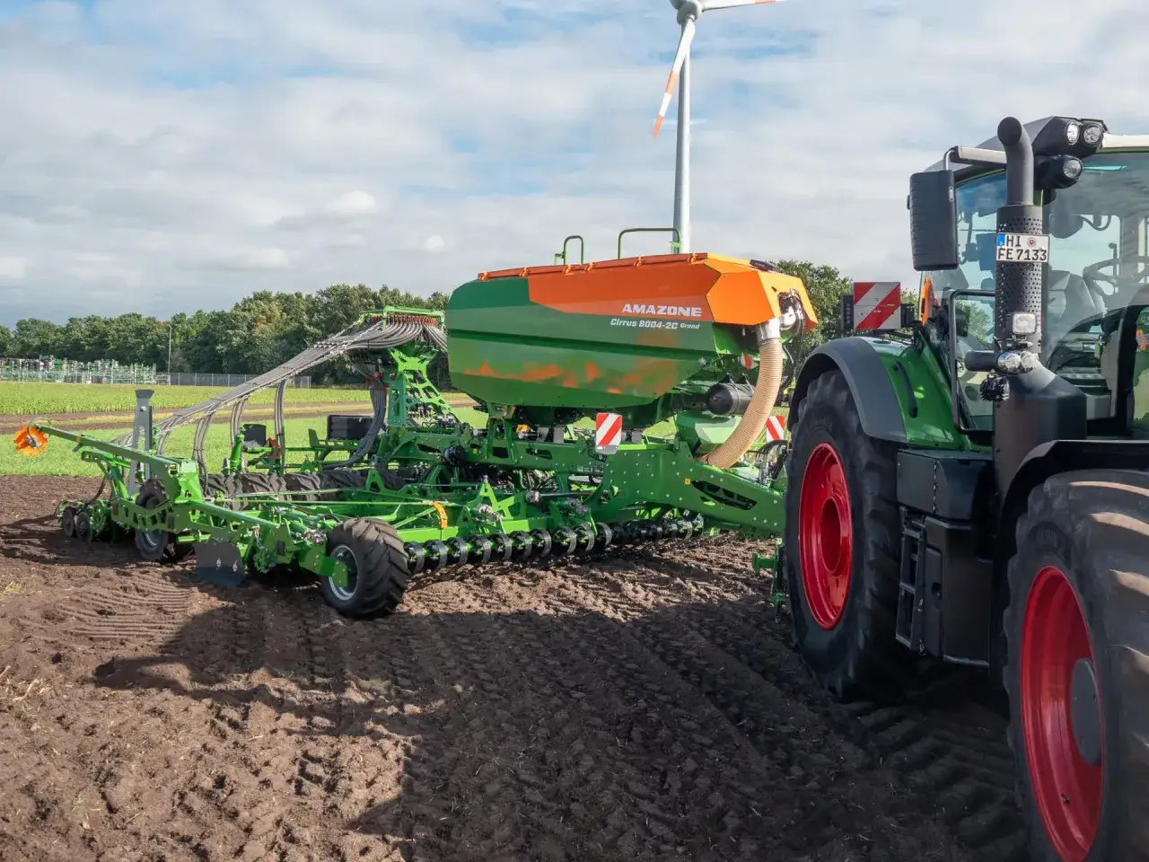Siewnik Amazone Cirrus 3004-2C Grand o szerokości 3m gotowy do pracy. Pokazuje, jak zrobić ścieżki technologiczne w siewniku.