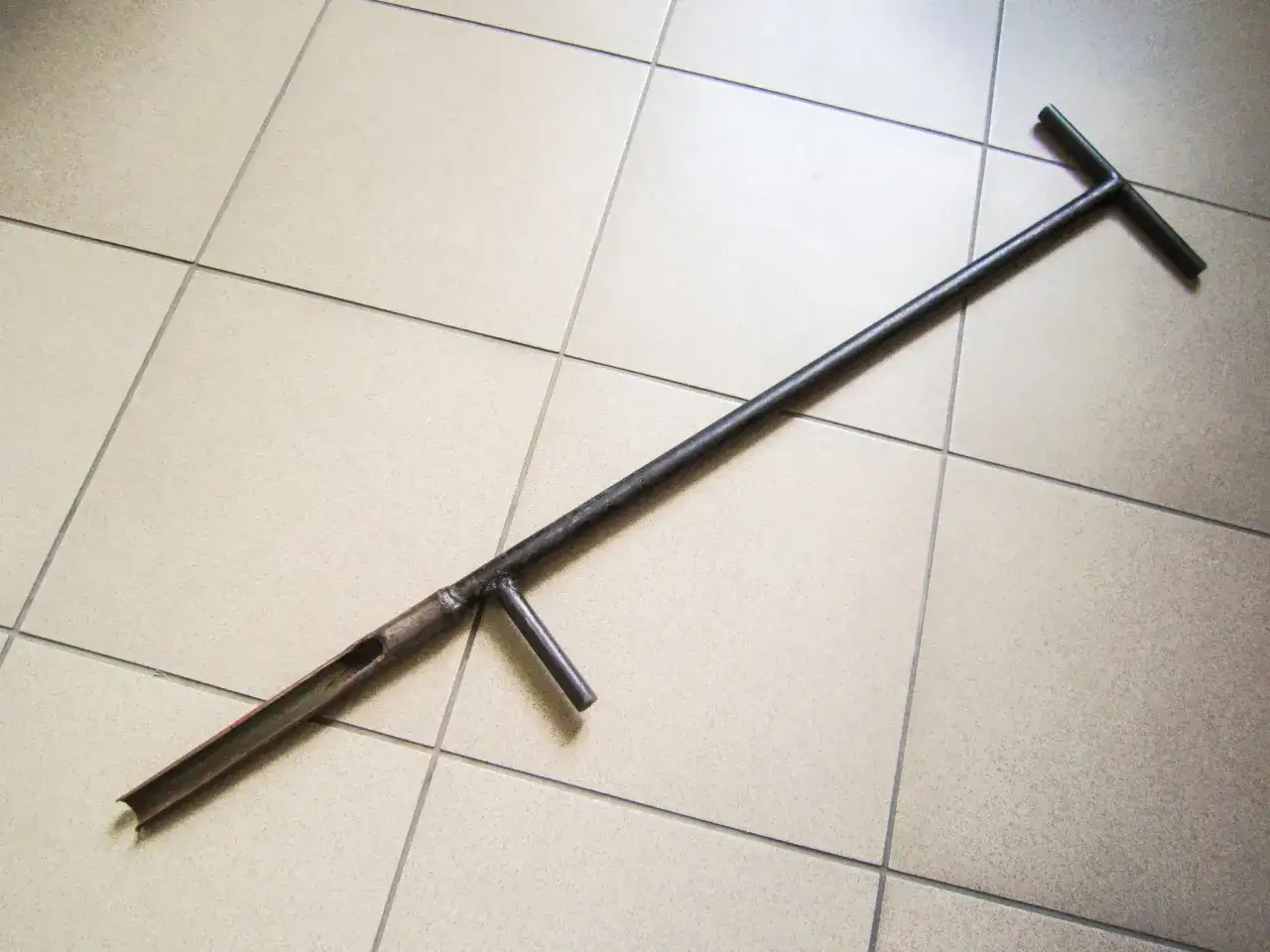 Metalowe narzędzie do pobierania pr&oacute;bek gleby, niezbędne do stworzenia planu nawozowego.